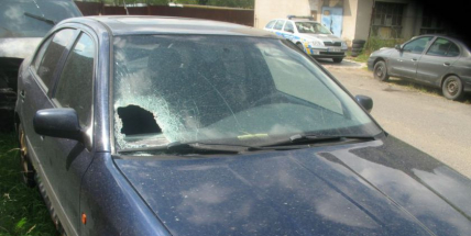 Vandalové vystrčili růžky už na Nový rok, poškodili hned tři vozy