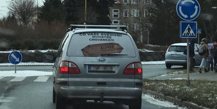 Foto dne: Polepy na sklech můžou nést různá poselství