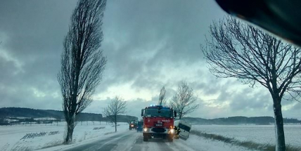 Na Strakonické u odbočky na Orlík je dodávka v příkopě