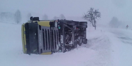Kalamita pokračuje: U Březnice skončil kamion na boku