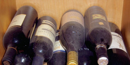 Bude mít hezký večer. Zloděj vykradl vinotéku v Příbrami