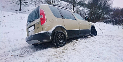 Řidičku zachránil před kotrmelcem plot