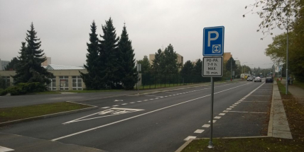 Parkování ve Školní? Ráno jenom na čtvrt hodiny