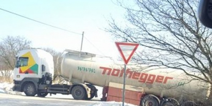 Z Jinců na Ohrazenice aktuálně neprojedete, uvízl zde kamion