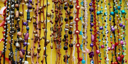 Poškodil výlohu i šperky, nic se mu ale ukrást nepodařilo