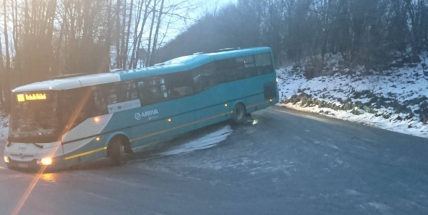 Pátek třináctého začíná, u Obor uvízl autobus