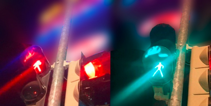 Foto dne: Popletený panáček na přechodu