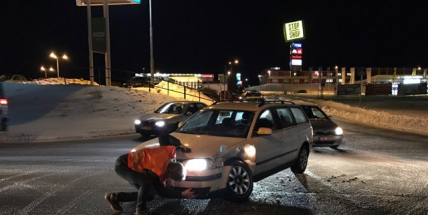 Nehoda přímo v křižovatce komplikuje dopravu v Brodské