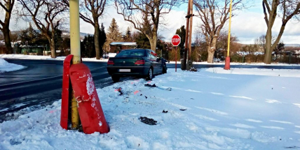 Peugeot neustál setkání s pouliční lampou
