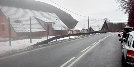 Zadní kolo vozu Kia prostřelilo střechu rodinného domu u Obor