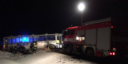 Uvízlý autobus blokuje silnici I/4 u obce Bytíz