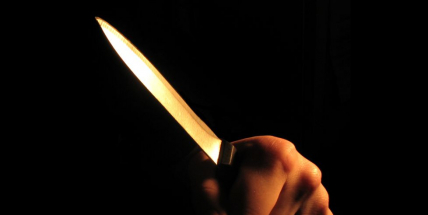 Osmnáctiletý mladík týral babičku a pobodal otce