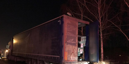 Náklad poztrácel kamion na silnici z Milína směr Dubenec