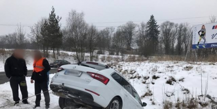 Strhl řízení a málem skončil v příkopu