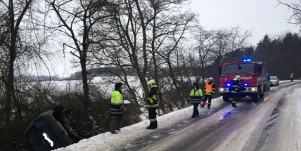 U Občova skončilo auto na střeše