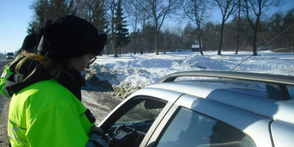 Policejní hlídky rozdávaly reflexní vesty, některé řidiče pokutovaly