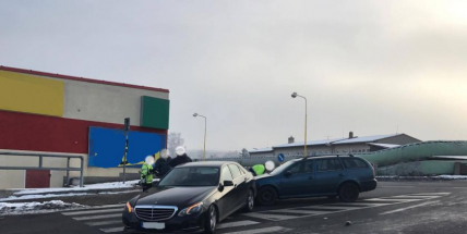 V Husově ulici se v nedělním ránu srazila dvě auta