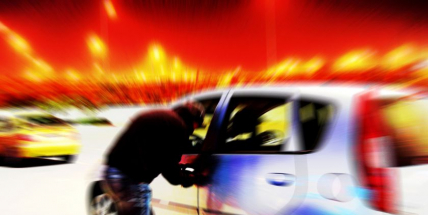 Opilý muž nechtěl čekat na autobus, tak ukradl auto