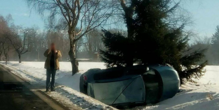 U Teslín skončilo auto na střeše