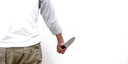 Lupič přepadl a osahával mladou ženu, hrozí mu až 10 let