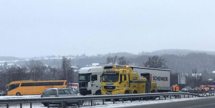 Dálnice D4 ve směru na Prahu stojí, u Mníšku havarovalo nákladní auto