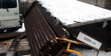 Špatně zajištěný vůz zničil autobusovou zastávku na Dubně