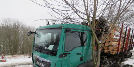 Během čtvrtečních nehod na náledí vznikla škoda přes 600 tisíc korun