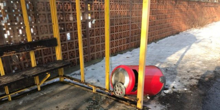 Foto dne: Vandalové si vybili vztek na autobusové zastávce