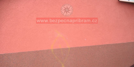 Neznámý inteligent „ozdobil“ fasádu na náměstí