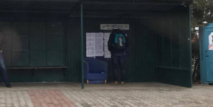 Foto dne: Čekáte na autobus? Udělejte si pohodlí