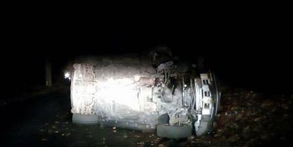 Mercedes skončil na boku, řidičku hledá policejní pes