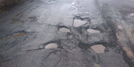 Fotogalerie dne: Silkot bude mít co dělat. Takhle vypadají silnice po zimě