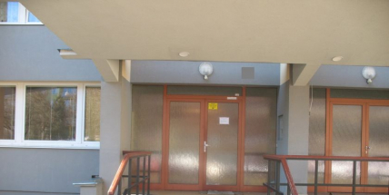 Zničil elektromechanické zámky u dveří, škoda je 20 tisíc korun