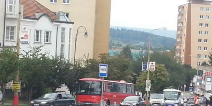 Porouchaný autobus komplikuje dopravu v centru