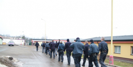 Při velké policejní razii v příbramské věznici bylo zadrženo 17 osob