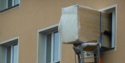 FOTO DNE: Když to nejde dveřmi, tak to půjde oknem