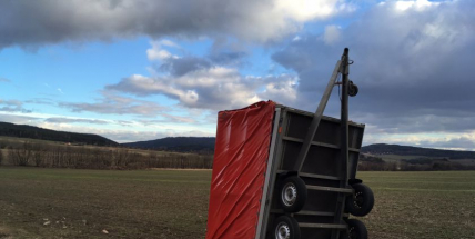 Silný vítr převrátil přívěs u Sádku, auto skončilo v příkopě