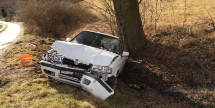 Nákladní vůz autoškoly smetl u Obor felicii
