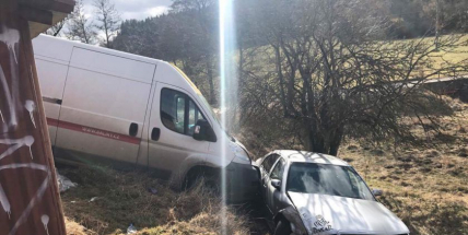 Dva vozy za Hluboší skončily v příkopu