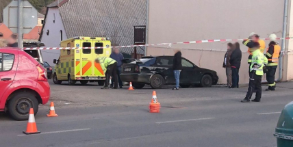 Vrtulník v Jincích: Po kolizi dvou vozů byla sražena dívka