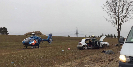 K vážné nehodě u Pečic přiletěl i záchranářský vrtulník