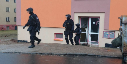 Zakuklenci se samopaly zasahují na ubytovně v Mariánské ulici
