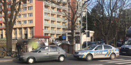 V ulici Čs. armády srazil vůz cyklistu na přechodu