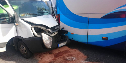 Nehoda autobusu a dodávky komplikuje dopravu u Milína