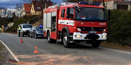 V Novém Kníně se srazil motocykl s autem