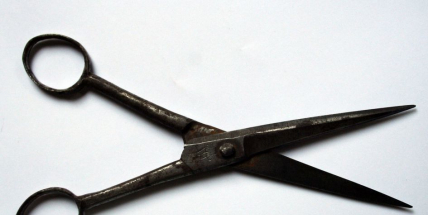 S nůžkami v ruce vyhrožoval družce, hrozí mu až tři roky