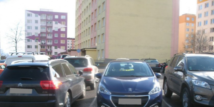 Na Drkolnově poškodil čelní sklo zaparkovaného vozu