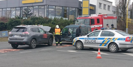 Na křižovatce Žižkovy a Evropské ulice se srazily dva vozy