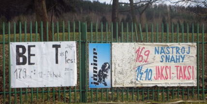 FOTO DNE: Pozvánky s křížkem po funuse