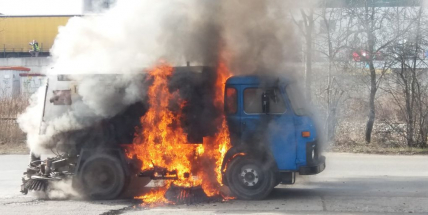 Zametací vozidlo technických služeb vzplálo v Obecnické ulici, ta je uzavřena